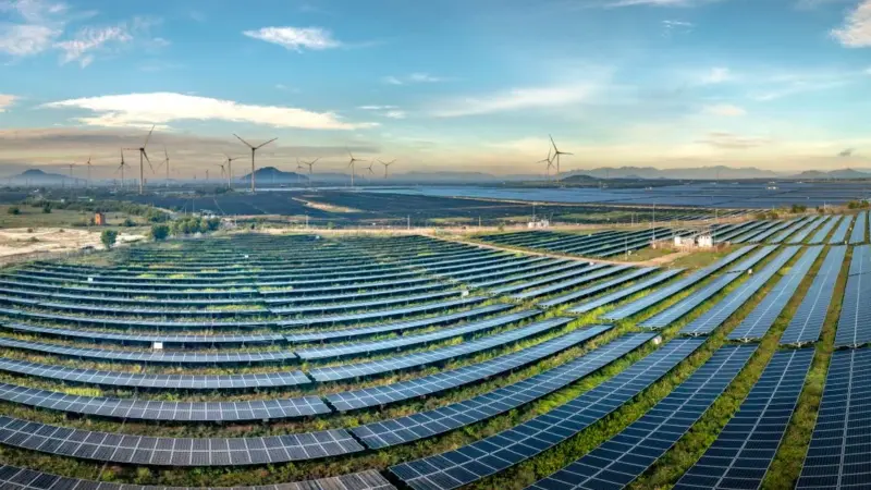 Il vento può distruggere un parco solare in pochi secondi