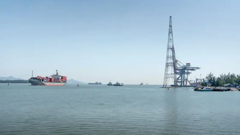 Le navi aspettano un gestore per l'elettricità