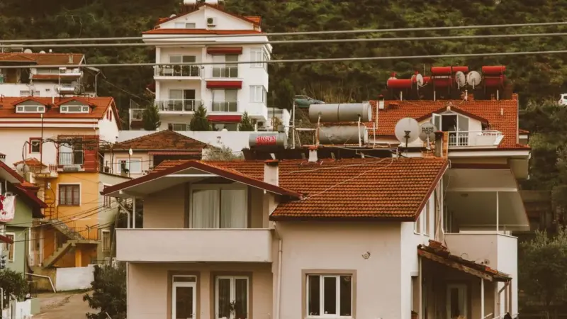 Il Regno Unito ha legalizzato il solare da balcone, ma ha dimenticato la fisica: il cortocircuito normativo dietro i pannelli plug-in