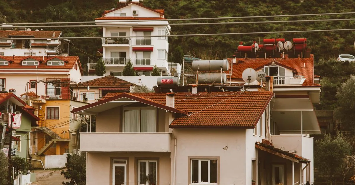 Il Regno Unito ha legalizzato il solare da balcone, ma ha dimenticato la fisica: il cortocircuito normativo dietro i pannelli plug-in