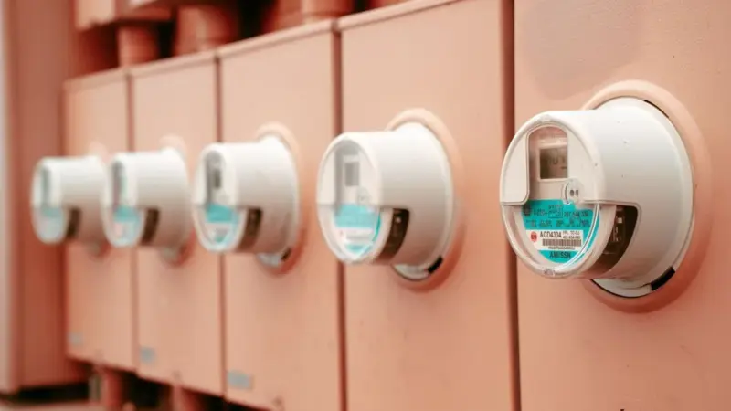 La bolletta dell'energia non scende nemmeno d'estate