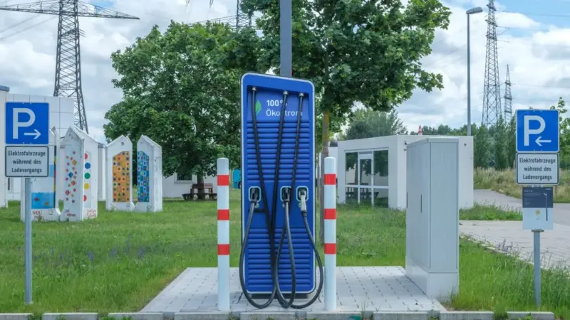 Le colonnine in autostrada ora sono a 50 chilometri l'una dall'altra