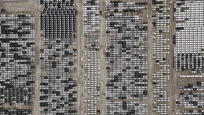 L'elettrico accelera mentre il mercato dell'auto affonda