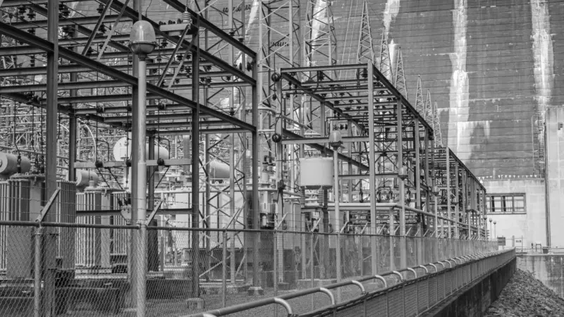 Livorno, la rete piena e il gigante delle batterie: chi investe davvero nella rete toscana