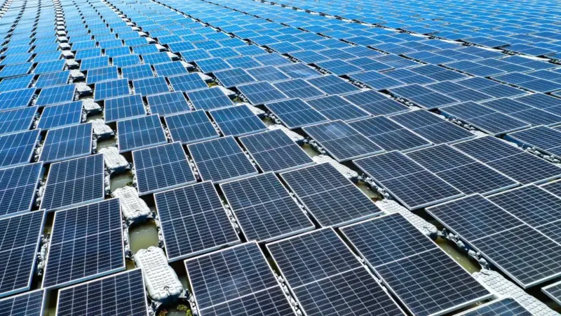 Il solare galleggiante indiano costa più di quello a terra