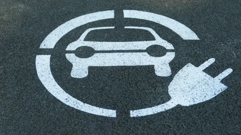 Un'azienda ha coperto 1.000 posti auto ma non ha messo colonnine