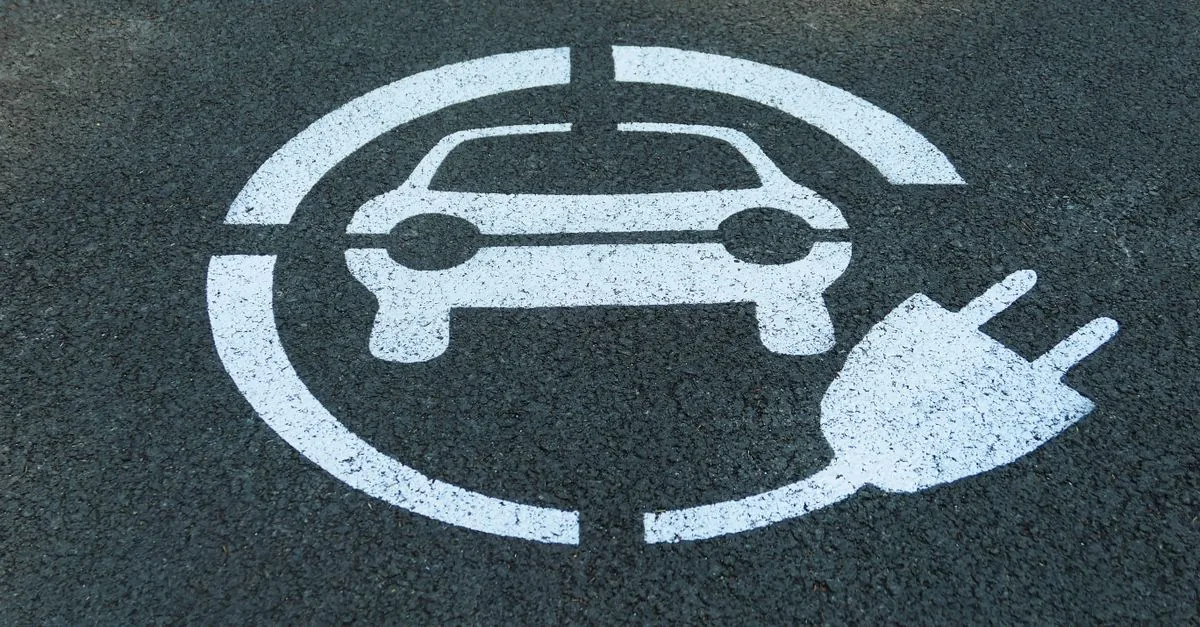 Un'azienda ha coperto 1.000 posti auto ma non ha messo colonnine